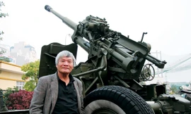 Nhà nhiếp ảnh Nguyễn Đình Toán bên khẩu pháo đã từng chiến đấu năm xưa. Ảnh: Hồng Ngọc