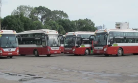 Đoàn xe hợp đồng nhưng chạy như xe khách của Cty Thành Bưởi trên đường Lê Hồng Phong - TPHCM. Ảnh: Bảo An