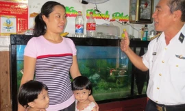 Ba mẹ con chị Vương Thị Hà trò chuyện với Đại tá Trương Công Thế. ảnh: Tuấn Cường