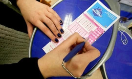 Vay tiền mua xổ số, trúng hàng chục tỷ đồng phải chia đôi