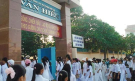 Trường THPT Dân lập Văn Hiến được hình thành từ tài sản của nhà nước và nhân dân đang được giao vào tay cá nhân ông Nguyễn Thanh Ngạn