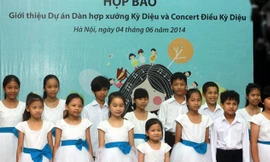 Hợp xướng Kỳ diệu biểu diễn ra mắt báo giới. Ảnh: BTC cung cấp