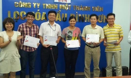 Nguyễn Tấn Nhật (thứ 2, từ trái sang), trong buổi tập huấn cho cán bộ công nhân viên Cty.