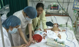 Điều trị bệnh nhi bị sởi tại Hà Nội