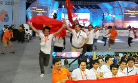 Cờ Việt Nam tung bay trên sân thi đấu ở Ấn Độ (ảnh lớn) và niềm vui vỡ òa của thầy trò trường Lạc Hồng