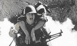 Binh lính Trung Quốc cõng đồng đội bị thương rút khỏi trận địa