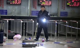 Một cảnh sát kiểm tra hiện trường vụ tấn công.