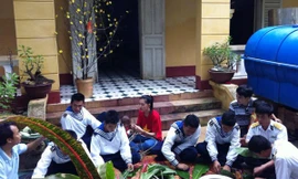 Gói bánh chưng dịp Tết ở thị trấn Trường Sa ảnh: Lương Xuân Giáp