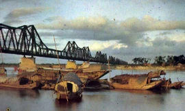 Bức ảnh màu đầu tiên chụp cầu Long Biên của người Pháp năm 1915 (bộ sưu tập của Albert Kahn)