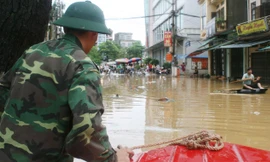 Lực lượng vũ trang tỉnh Lạng Sơn đi thuyền vào giúp dân bị ngập lụt Ảnh: Thắng Trung