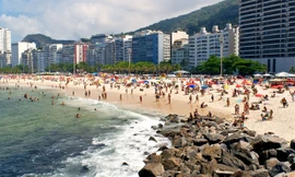 Đông đảo du khách chọn Copacabana là điểm đến hè này. Ảnh: Thái Ngân