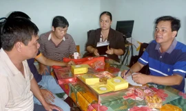 Xem xét nhân bánh trung thu Minh Tâm tại Đội Quản lý thị trường số 1, chiều 16/8. Ảnh: Đức Thịnh