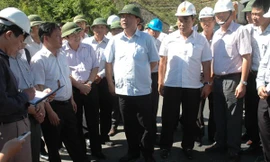 Bộ trưởng Đinh La Thăng kiểm tra đường lún tại hầm đào Ngang. Ảnh: Hà Nhân