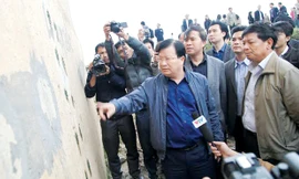 Bộ trưởng Xây dựng Trịnh Đình Dũng chỉ đạo kiểm tra tất cả cầu tại Hà Nội