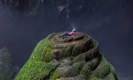 Du khách nồng nhiệt khám phá hang Sơn Đoòng (Quảng Bình) rồi lăng xê trên các phương tiện truyền thông quốc tế (ảnh in trên báo Telegraph của Anh)