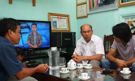 Ông Cương chia sẻ về những ngày khói lửa và sự thay đổi của Vị Xuyên sau chiến tranh. Ảnh: Xuân Tùng