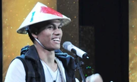 Y K’roc chinh phục BGK bằng “Sài Gòn cà phê sữa đá”. Ảnh: Thu Cúc