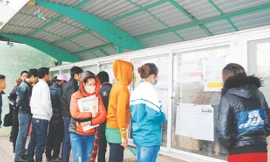 Người lao động tìm kiếm thông tin việc làm tại KCN Bắc Thăng Long, Đông Anh, Hà Nội sáng ngày 10/2. Ảnh: Thanh Hùng