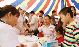 Các y bác sĩ khám, phát thuốc chữa bệnh trong chương trình Hành trình về với Điện Biên Phủ