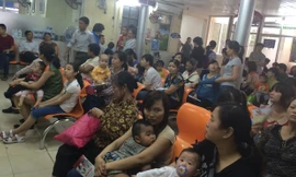 Trẻ đợi tiêm vắc-xin sởi tại điểm tiêm Viện Vệ sinh dịch tễ T.Ư Ảnh. T.Hà