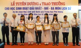 GS Phan Huy Lê và đại diện lãnh đạo Bộ GD&ĐT, Ban tuyên giáo Trung ương trao thưởng cho sáu em đạt giải nhất. ảnh: Như Ý