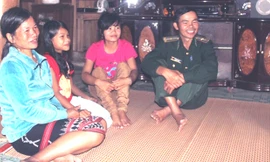 Chị Bhnước Thị Hằng và con gái A Lăng Họ gọi anh Hiệp là người cha thứ hai. Ảnh: H. Văn