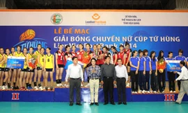 Lãnh đạo NH với đội bóng chuyền nữ thông tin LVPB ảnh: PV