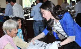 Hoa hậu Đặng Thu Thảo tặng quà cho người nghèo