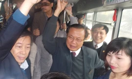 Bí thư Thành ủy Hà Nội Phạm Quang Nghị trên xe buýt số 48 sáng 12/3. Ảnh: Trọng Đảng