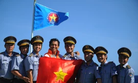 Phạm Thành Trung (thứ 4 từ phải sang) cùng các kiểm ngư viên trẻ