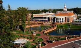 High Point University đẹp như một công viên và tiện nghi như một resort cao cấp. Những tòa kiến trúc ấn tượng của trường được đầu tư xây dựng với số vốn 700 triệu USD (hơn 14,8 nghìn tỷ đồng).