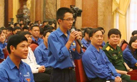 Nguyễn Thành Minh Nhật bày tỏ ý kiến giảm tai nạn giao thông từ những ứng dụng khoa học trước Chủ tịch nước sáng 16/8. Ảnh: Xuân Tùng