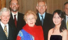 Lê Võ Phương Mai (hàng dưới bên phải) cùng các giáo sư tại Đại học Cardiff.