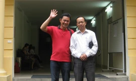 Anh Trần Minh Anh (trái) cùng luật sư sau phiên tòa