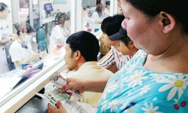 Muốn dùng thẻ BHYT phải xuất trình giấy tờ tùy thân - một thủ tục phiền hà đi ngược lại công cuộc cải cách thủ tục hành chính hiện nay. Ảnh: Như Ý 