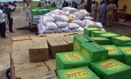 Hàng viện trợ dành cho bệnh nhân Ebola của Cộng đồng Kinh tế các quốc gia Tây Phi (ECOWAS) được chuyển tới sân bay Conakry, Guinea ngày 15/9. Ảnh: AFP/TTXVN