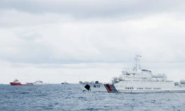 Các tàu của Trung Quốc, trong đó có tàu quân sự ngụy trang, tổ chức truy cản tàu CSB 4032 tiến vào giàn khoan thực thi pháp luật lúc 8 giờ ngày 14/6. Ảnh: Trần Tuấn