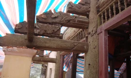 Chùa Sổ đối mặt mưa bão vì chờ dựng nhà bao che. Ảnh: Toan Toan