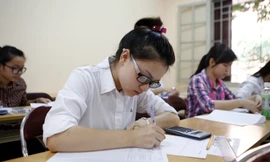 Thí sinh làm bài thi môn Toán tại trường ĐH Hà Nội sáng 9/7. Ảnh: Như Ý