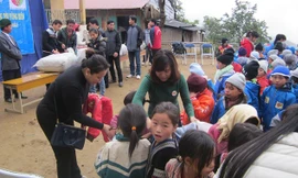 Hội từ thiện chăm sóc và tặng quà cho học sinh ở Phong Thổ (Lai Châu)