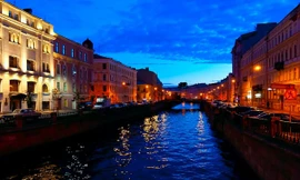 Bầu trời St. Peterburg vẫn ửng sáng như ban ngày khi màn đêm buông xuống. Ảnh: Hà Anh