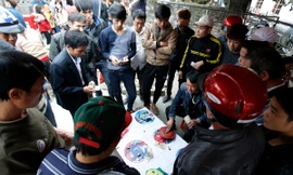 Cờ bạc trong lễ hội trước cổng chùa Bạch Hào - Thanh Xá, TP Hải Dương trưa mùng 6 Tết. Ảnh: Như Ý