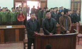 Các bị cáo cựu công an trong phiên sơ thẩm tạiTAND TP Lạng Sơn. Ảnh: Duy Chiến.