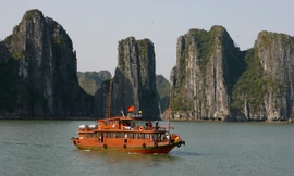Tàu du lịch trên Vịnh Hạ Long. Ảnh: Hồng Vĩnh