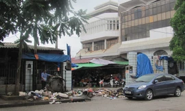 Rác dồn ứ gây ô nhiễm môi trường ở cổng chợ Đông Kinh