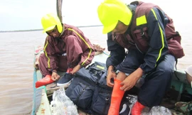 Thử nghiệm sản phẩm áo phao đa năng cứu sinh do ông Võ Văn Hoàng Minh sáng chế. Ảnh: nhân vật cung cấp