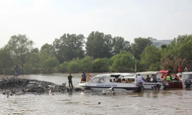 Tàu cánh ngầm cháy rụi, gần trăm hành khách nhảy xuống sông Sài Gòn thoát thân. ảnh: ngô bình