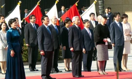 Nhật hoàng Akihito và Hoàng hậu đón Chủ tịch nước Trương Tấn Sang và Phu nhân tại Hoàng cung. Ảnh: TTXVN