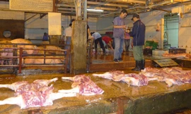 Một cơ sở giết mổ gia súc tại Hà Nội. Ảnh: Quốc Hùng