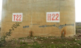 Tại trụ cầu số H22 đang xuất hiện các vết nứt thấm nước